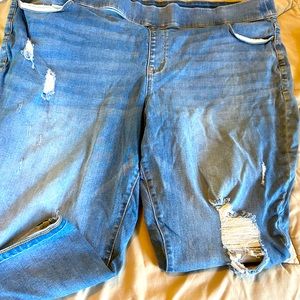 Medium wash distressed plus size pull on capris